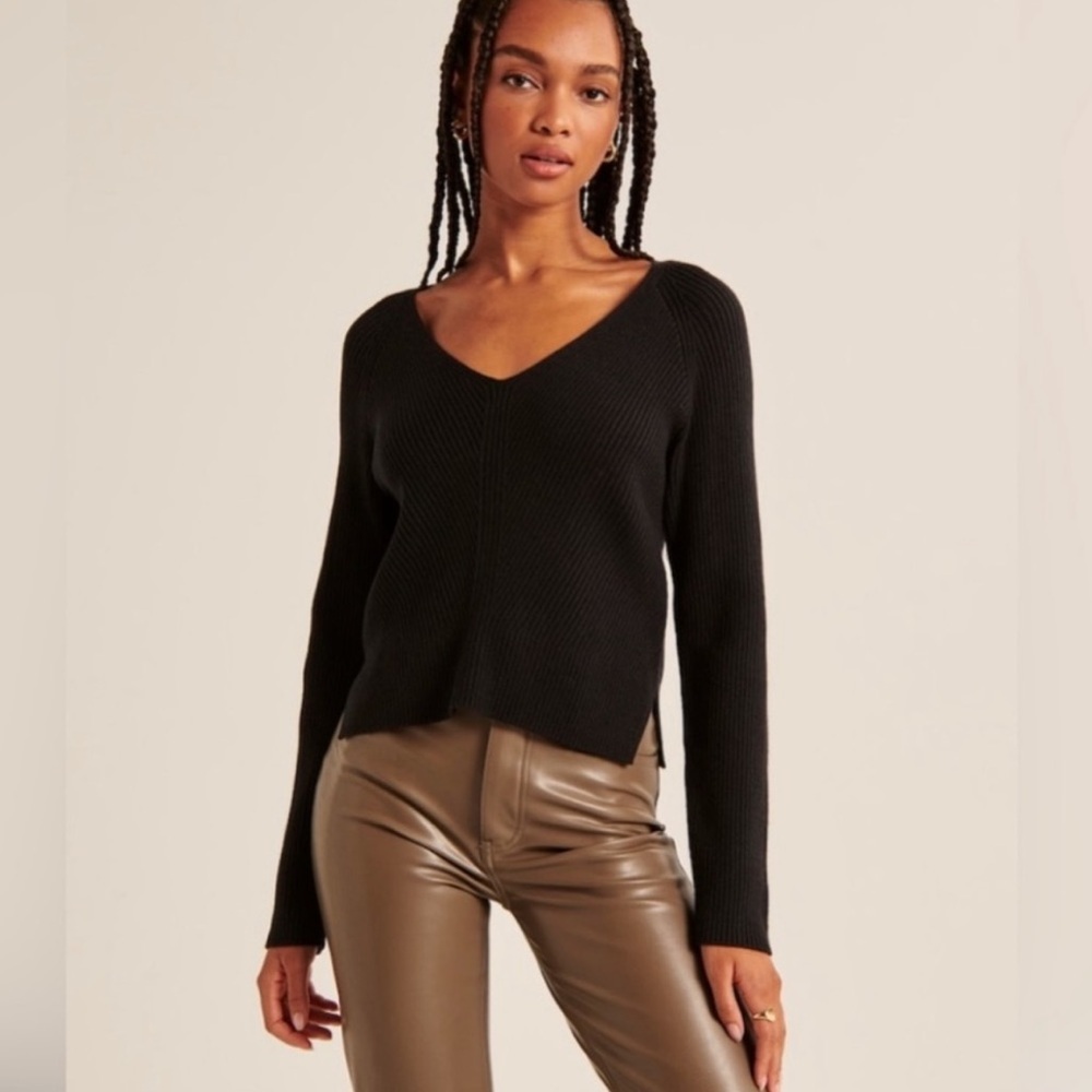 Abercrombie & Fitch LuxeLoft V-Neck Sweater in Black Size M
